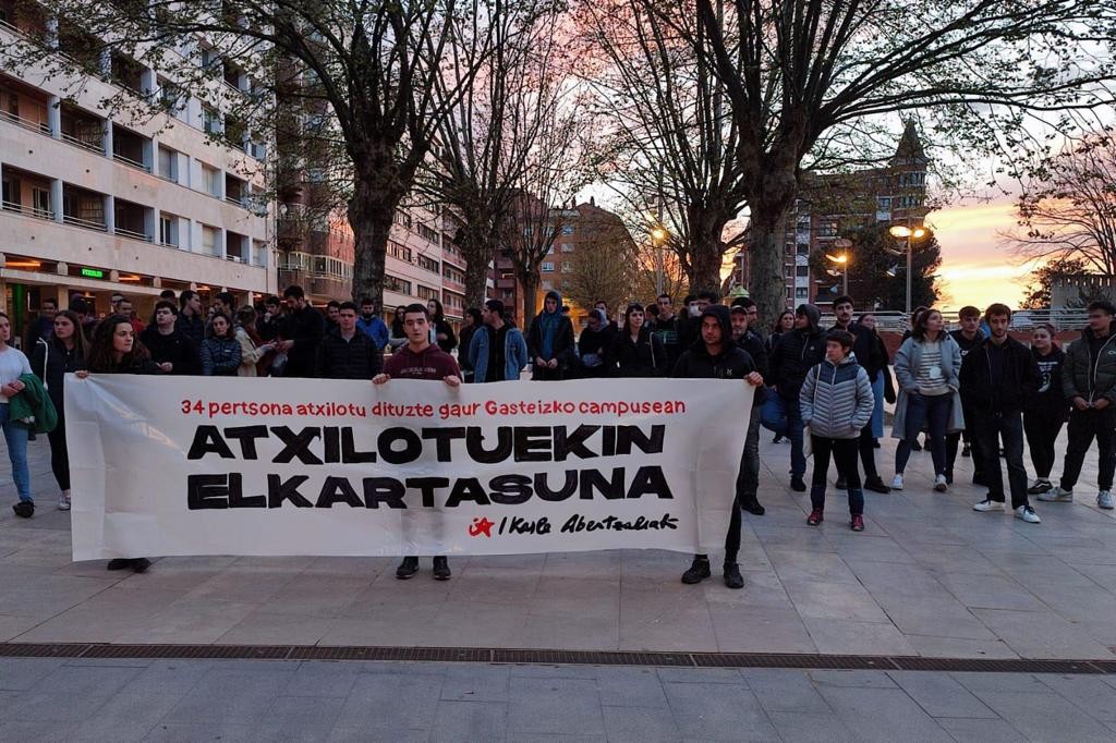 Aske utzi dute atzo Gasteizko protestan atxiloturiko gazte durangarra