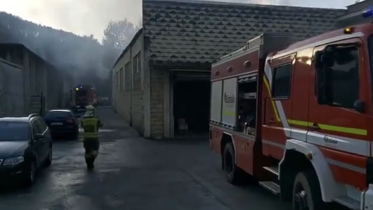 Sutea piztu da Mallabiako Goitondo poligonoko enpresa baten kanpoaldean