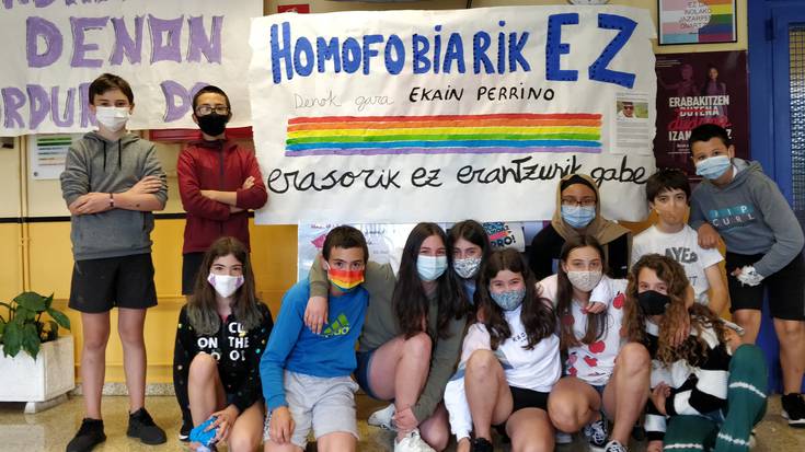 Juan Orobiogoitiako ikasleek elkartasuna adierazi diote Ekain Perrino gazte basauritarrari