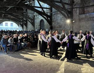 [ARGAZKI GALERIA] "Biktimen oroimena gerraren aurkako aldarri" ere bihurtu dute Andra Mariko ekitaldian