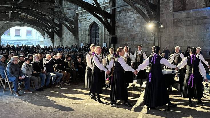 [ARGAZKI GALERIA] "Biktimen oroimena gerraren aurkako aldarri" ere bihurtu dute Andra Mariko ekitaldian