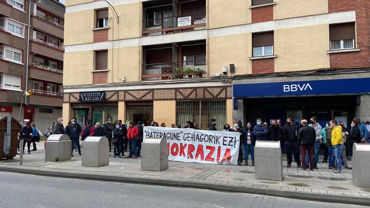 'Bateragune auzia' berriro irekitzearen aurkako protestak Durangaldean