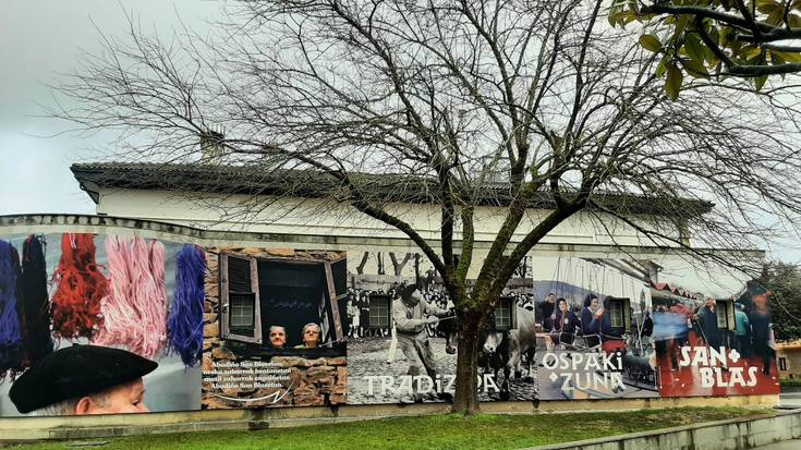 San Blas azokari eskainitako horma-irudia ezarri du udalak Txanportako Kultur Etxean.
