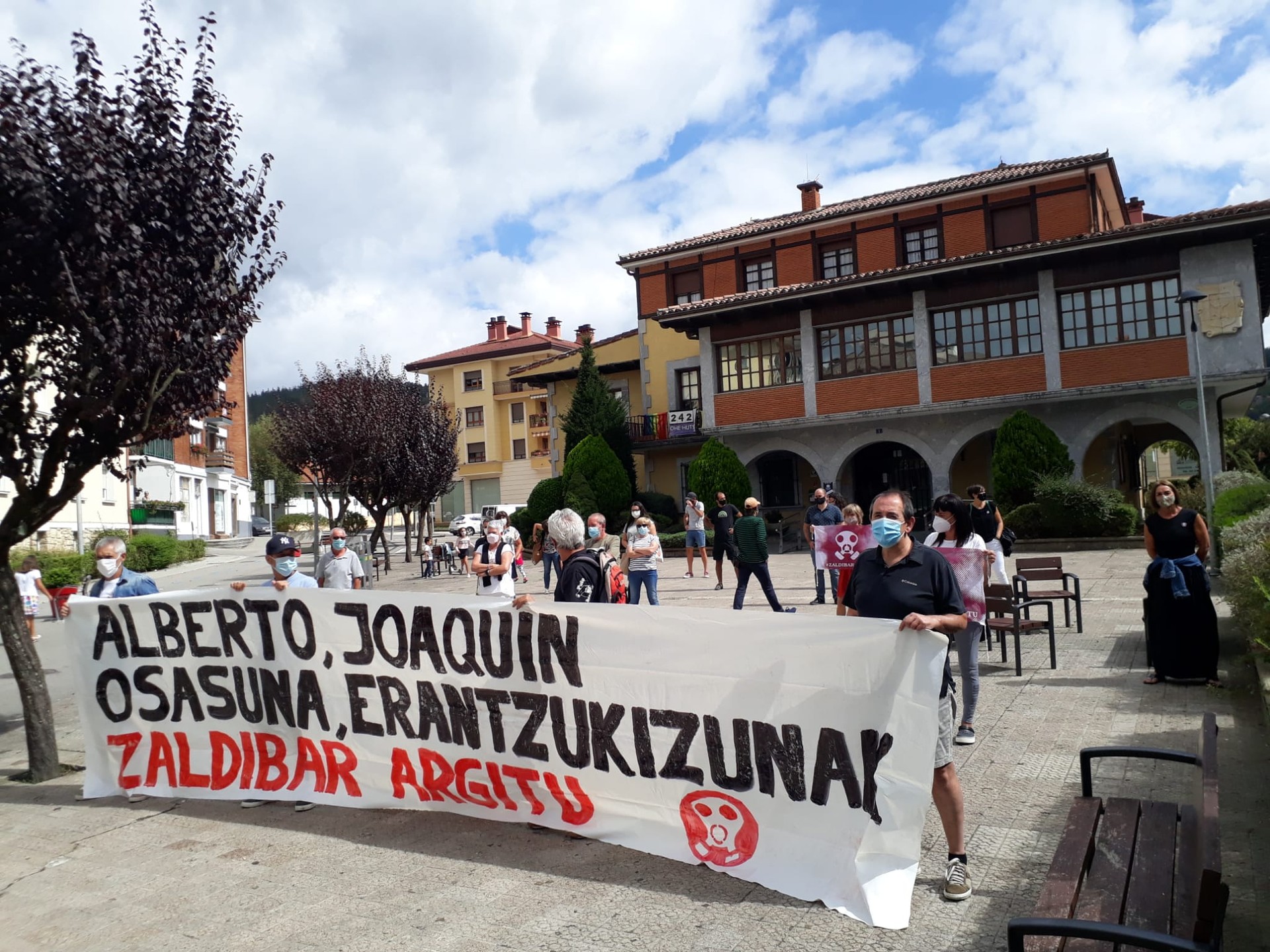 Erantzunkizunak argitzea eta Joaquin Beltran topatzea eskatu dute Zaldibarren