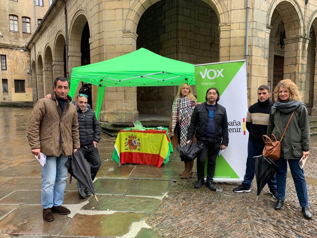 VOX alderdi ultraeskuindarra hauteskunde ekitaldia egiten ari da Durangoko Santa Ana plazan