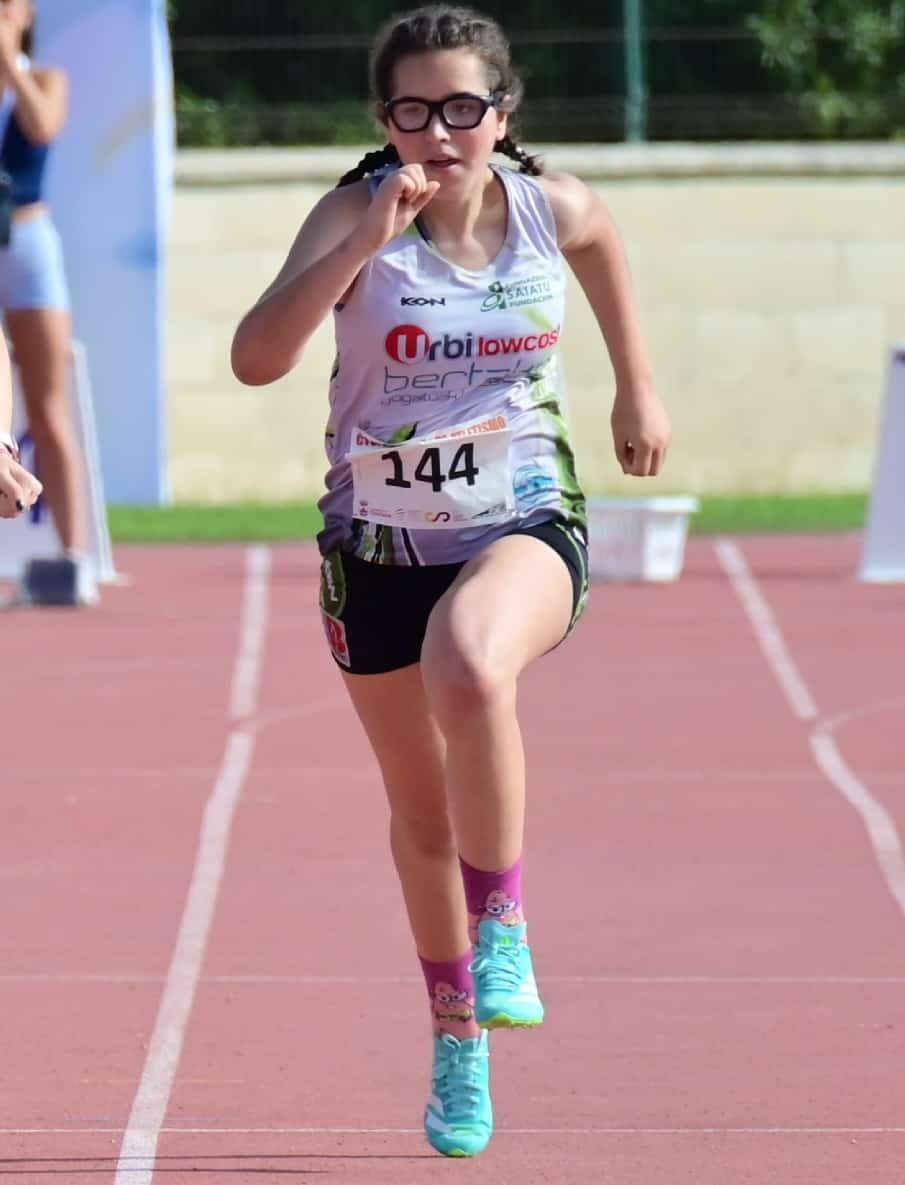 Uxue Ortiz Ortuzarrek zilarrezko domina bat eta brontzezko bi irabazi ditu Espainiako FEDDI atletismo txapelketan