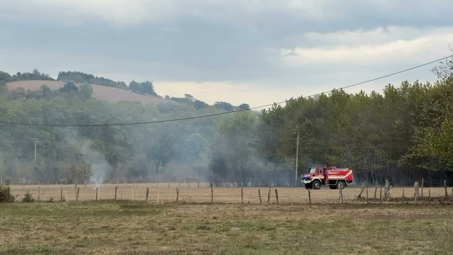 [BIDEOA] Sua piztu da Astola eta Traña-Matiena arteko baserri bateko landan