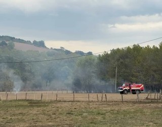 [BIDEOA] Sua piztu da Astola eta Traña-Matiena arteko baserri bateko landan