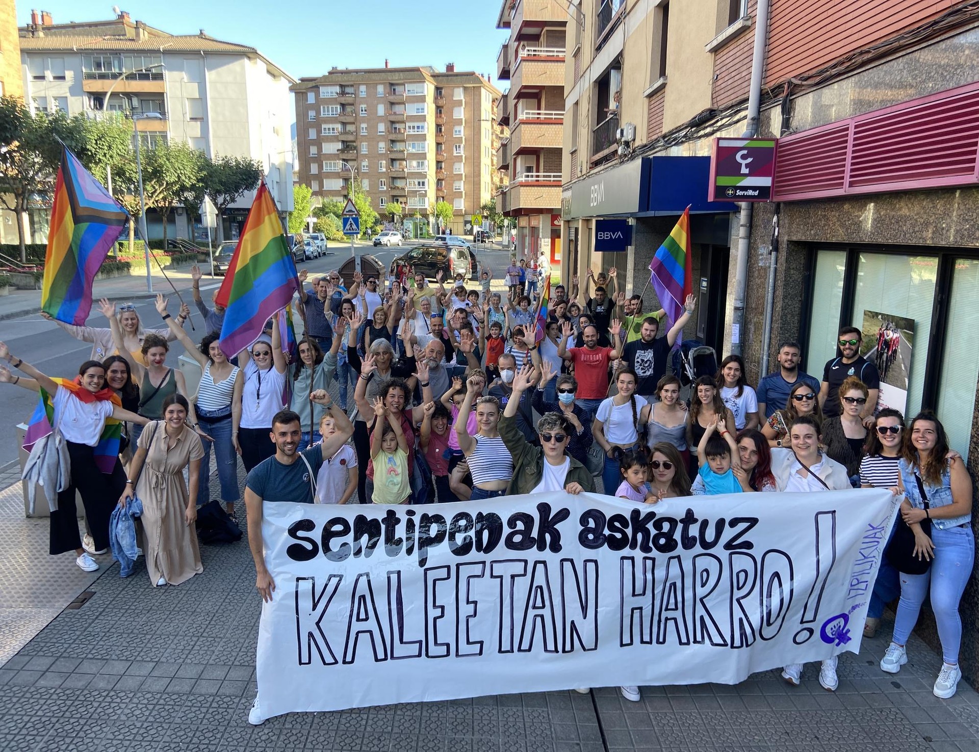 Yogurinha Borova, 'karaoke mamarratxoa' eta kale baten inaugurazioa, ekainaren 28ko aldarrietan
