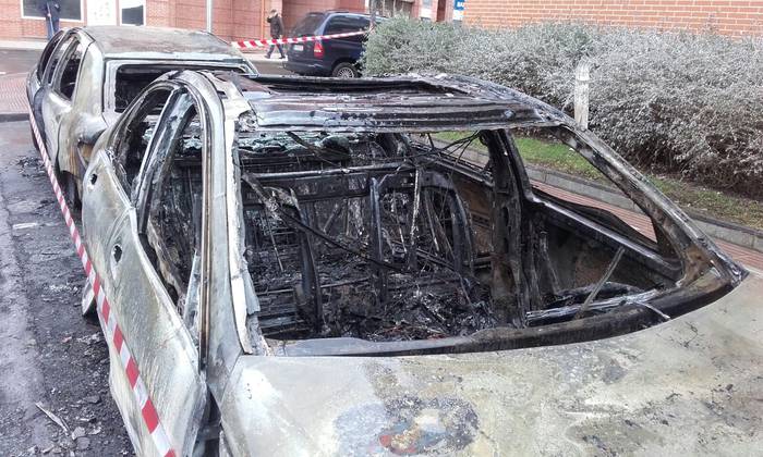 Goizaldean auto baten piztutako suak hiru auto erre eta kalteak eragin ditu Zornotzan