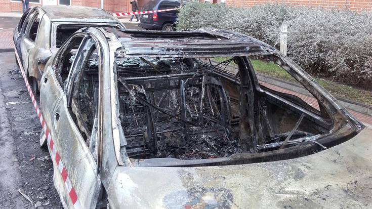 Goizaldean auto baten piztutako suak hiru auto erre eta kalteak eragin ditu Zornotzan