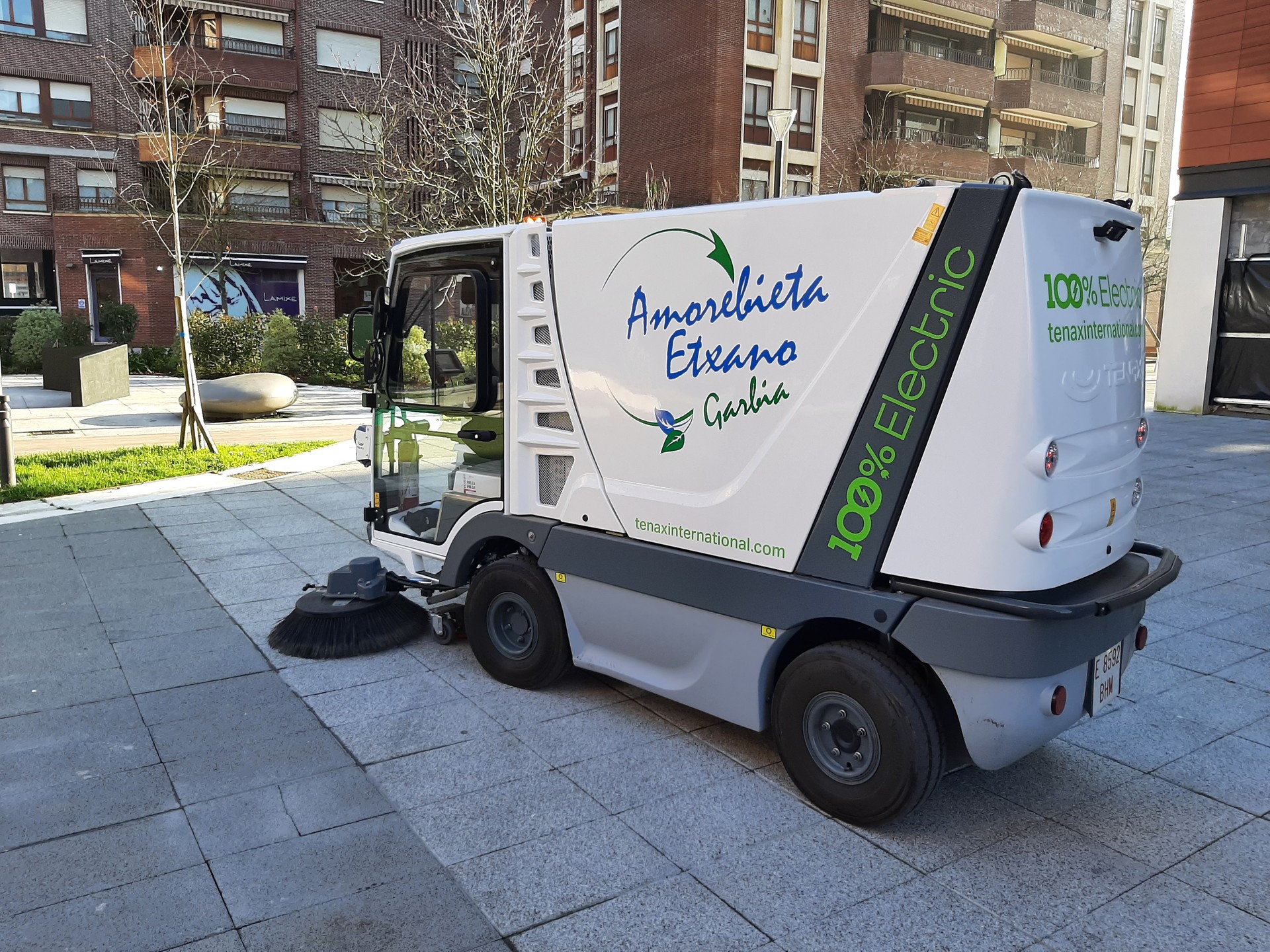 Garbiketa zerbitzuko ibilgailuak eta edukiontziak berritu dituzte