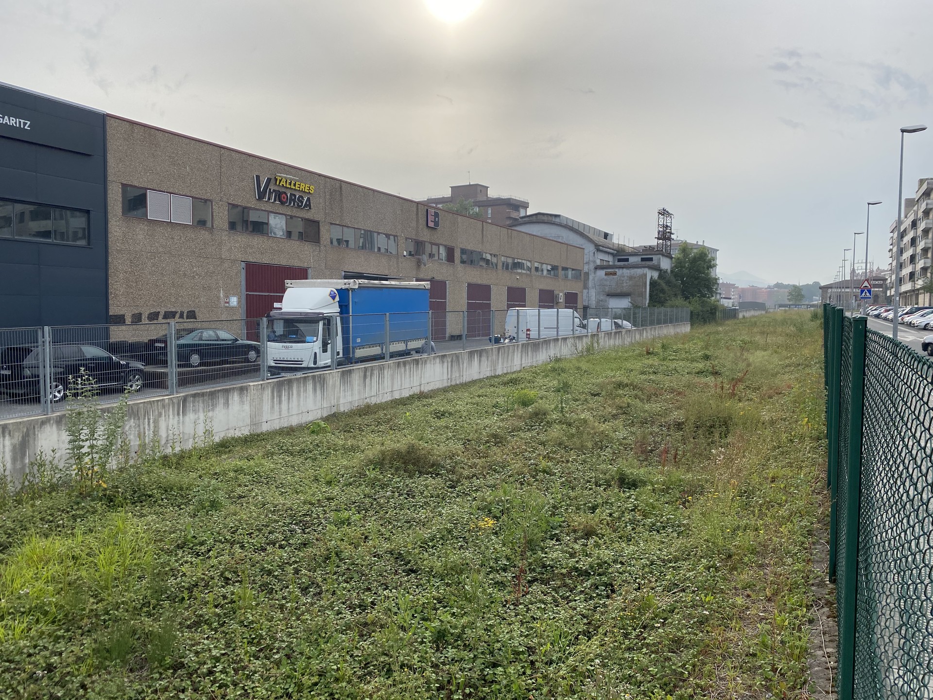 Errotaritxuenako txakurgunea Otamotzena parkearen aurreko trenbidearen trazatura lekualdatuko dute