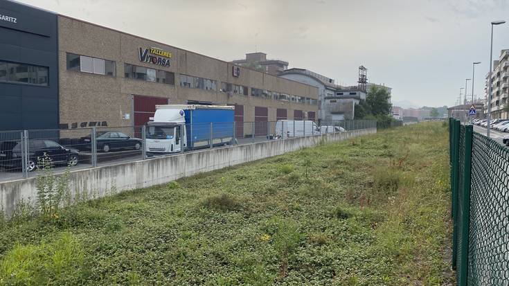 Errotaritxuenako txakurgunea Otamotzena parkearen aurreko trenbidearen trazatura lekualdatuko dute