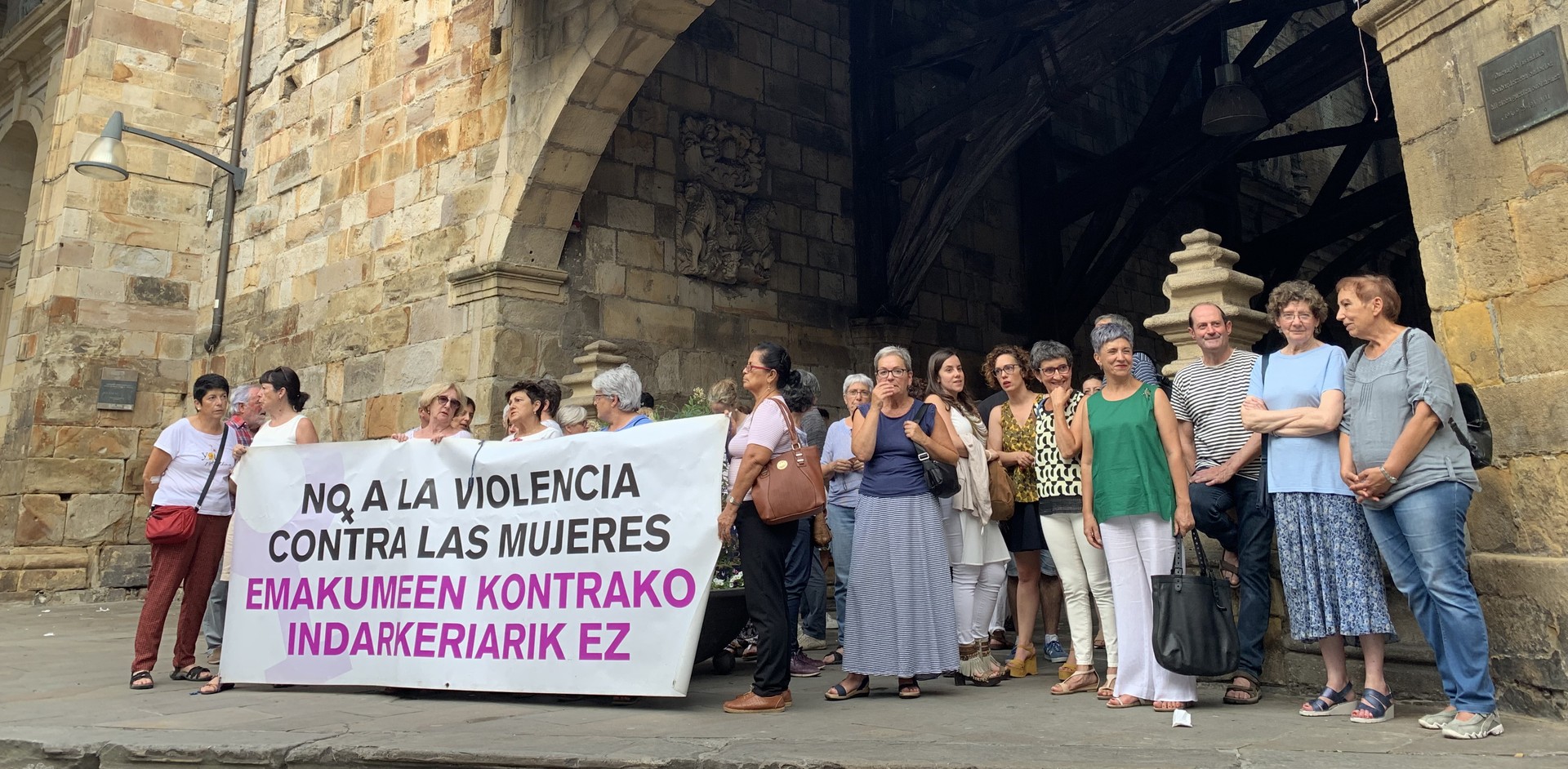 Irailaren 20rako deituta dagoen Larrialdi Feminista egunera batzera deitu dute Andereak eta Batukandra elkarteek