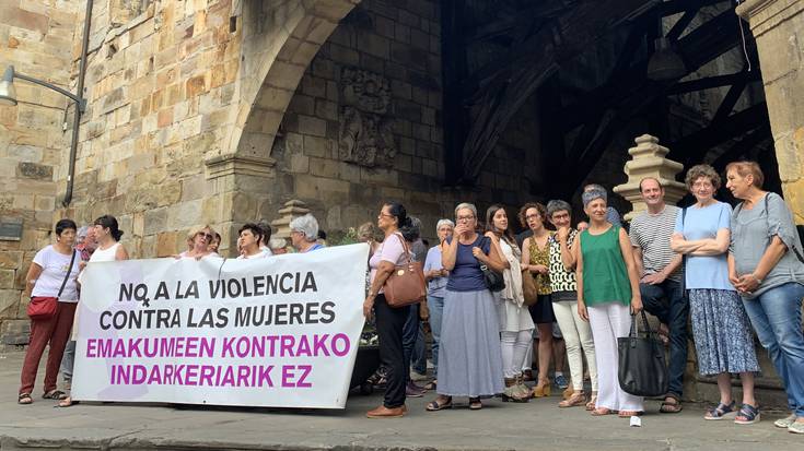 Irailaren 20rako deituta dagoen Larrialdi Feminista egunera batzera deitu dute Andereak eta Batukandra elkarteek