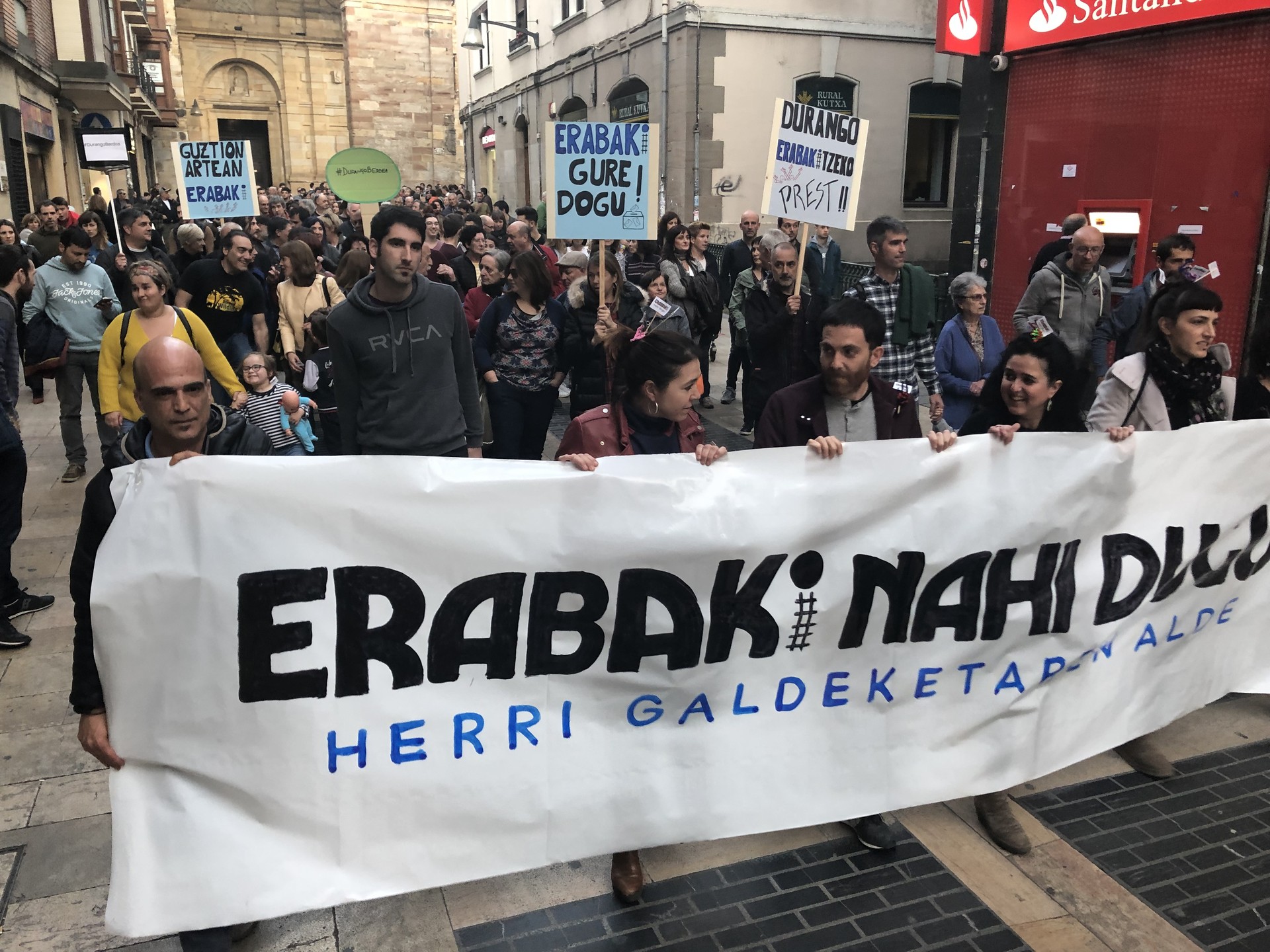 Tren geltokiaren galdera zein izango den hilabete honetan erabakiko du Durangoko udalbatzak