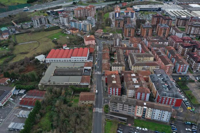 Zeus eremuko garaje-jabeekin interlokuzioa indartzeko batzarra egingo du Abadiñoko Udalak