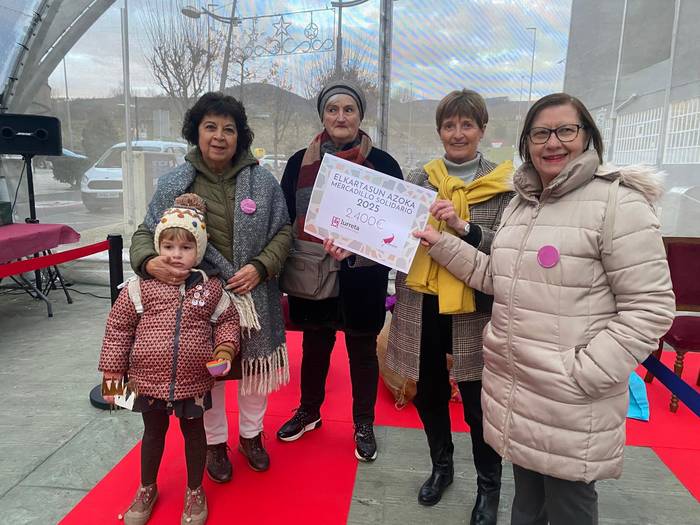 Iurretako Elkartasun Azokan batutako 2.400 euroak JAED elkarteari eman dizkiote