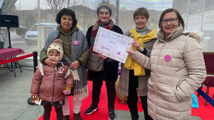 Iurretako Elkartasun Azokan batutako 2.400 euroak JAED elkarteari eman dizkiote