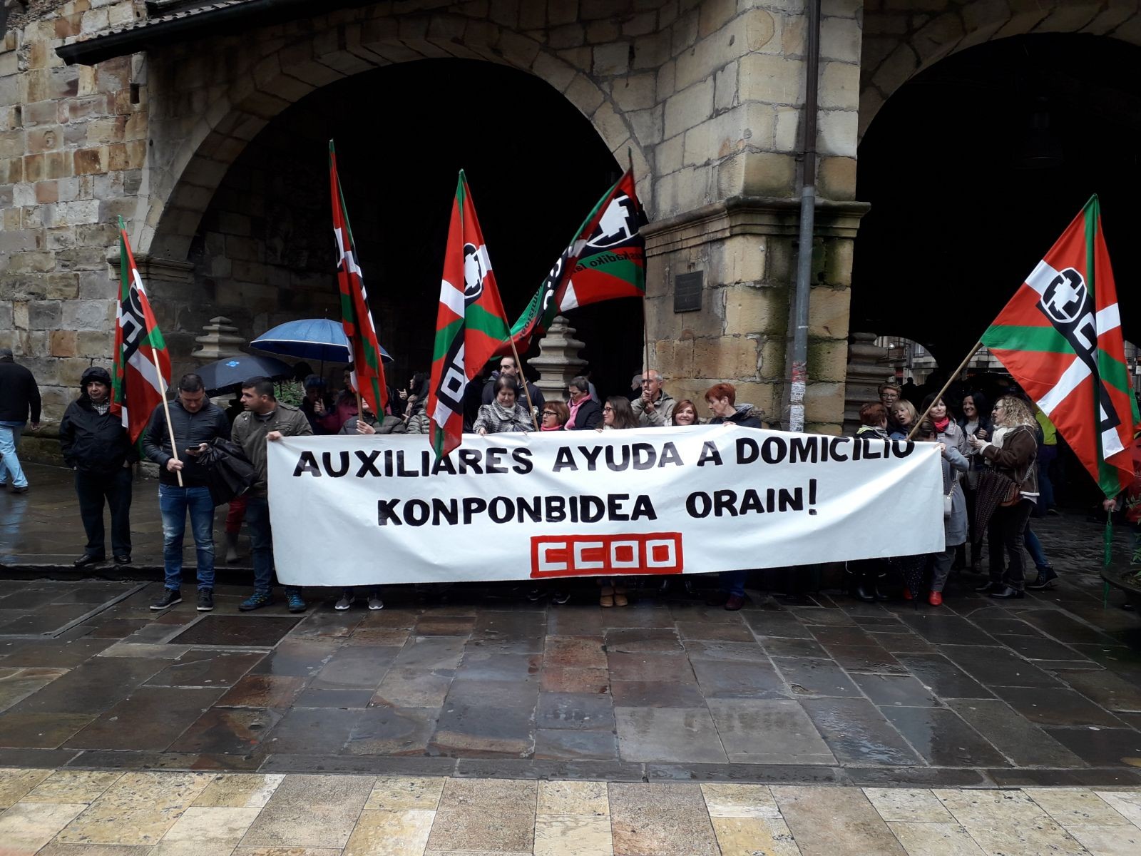 Etxez etxeko laguntzaileen lan baldintzen alde elkarretaratzea egin dute Durangon