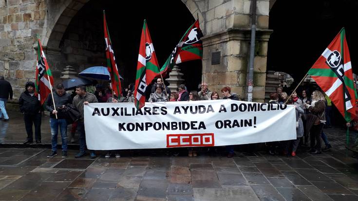 Etxez etxeko laguntzaileen lan baldintzen alde elkarretaratzea egin dute Durangon