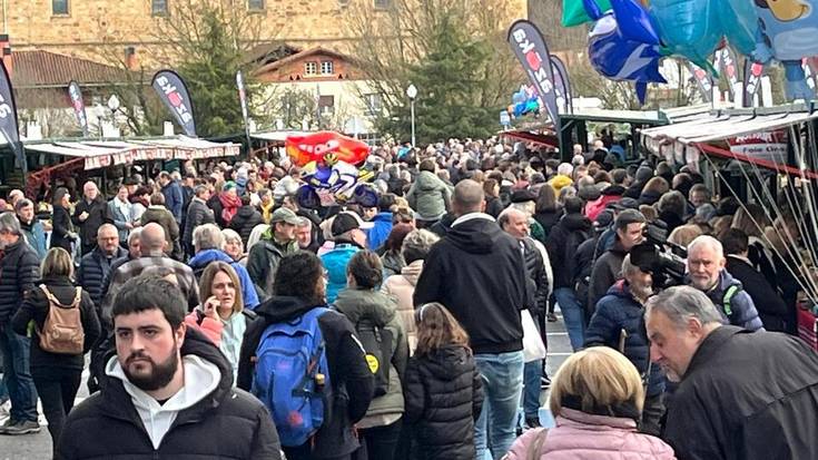 [ARGAZKI GALERIA] Jendetza batu du San Blas azokak lehen ordutik