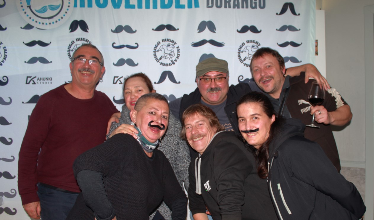 'Movember' ekimenagaz 2.304 euro batu dituzte Durangon, minbiziaren aurka egiteko
