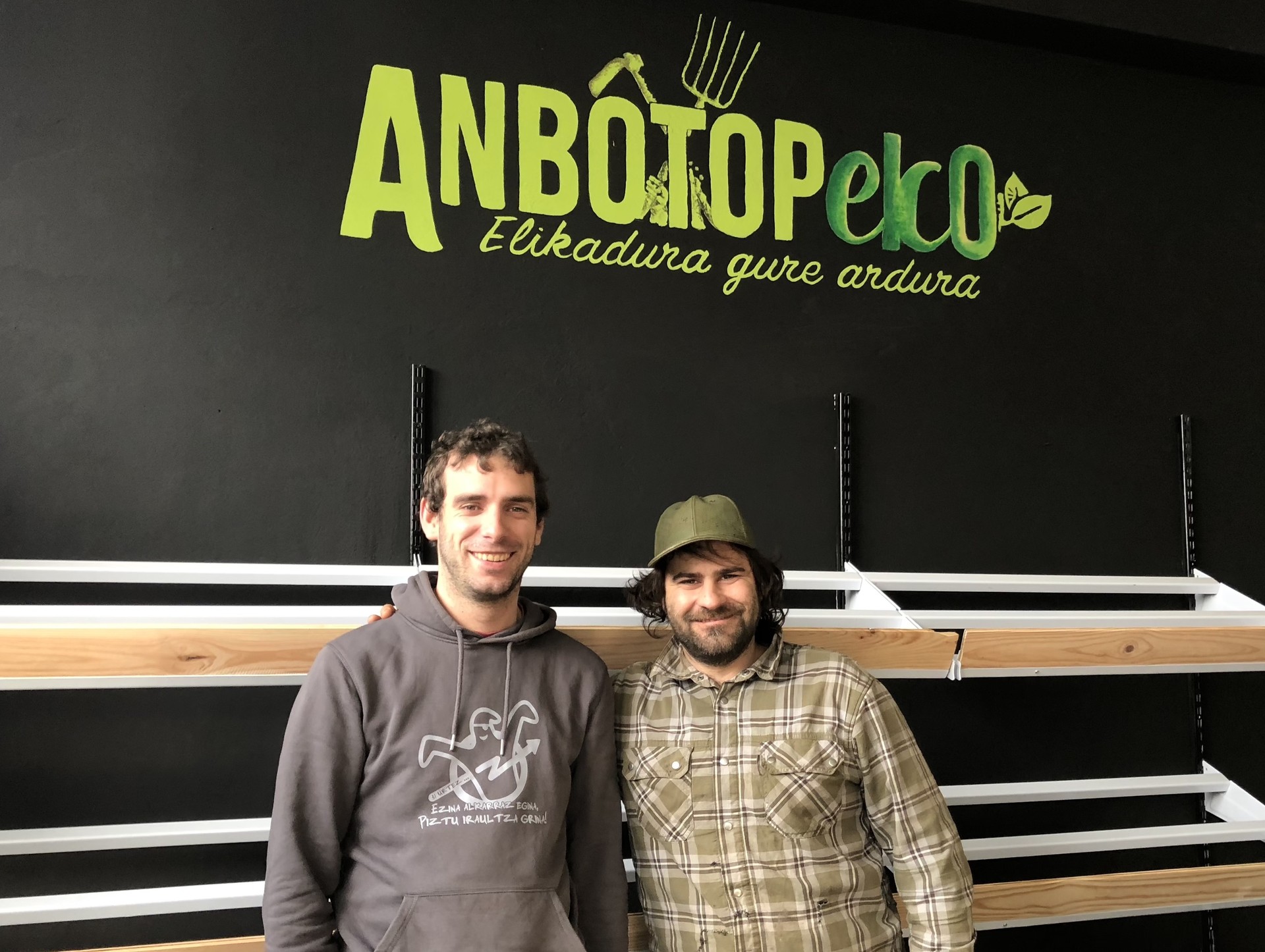 “Bertakoak eta ekologikoak diren produktuak saldu eta erosi daitezkeen leku bat da Anbotopeko denda”