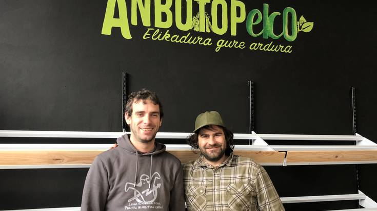 “Bertakoak eta ekologikoak diren produktuak saldu eta erosi daitezkeen leku bat da Anbotopeko denda”