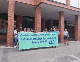 ELAk Durangon dagoen Gizarte Segurantzaren bulegoa ixtearen kontra protesta egin du