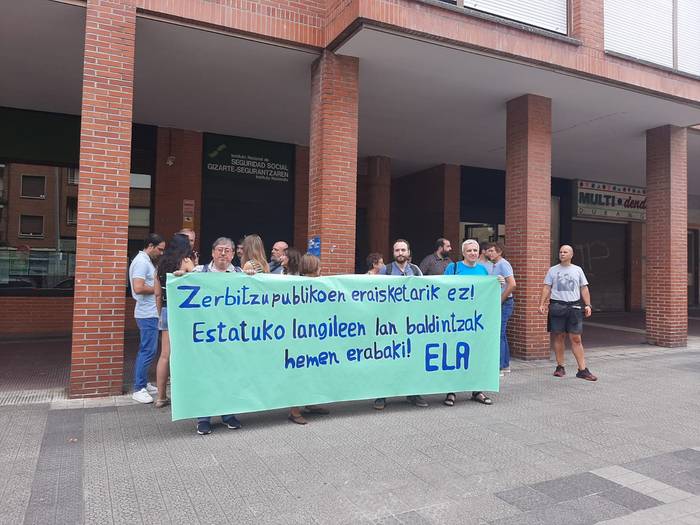 ELAk Durangon dagoen Gizarte Segurantzaren bulegoa ixtearen kontra protesta egin du