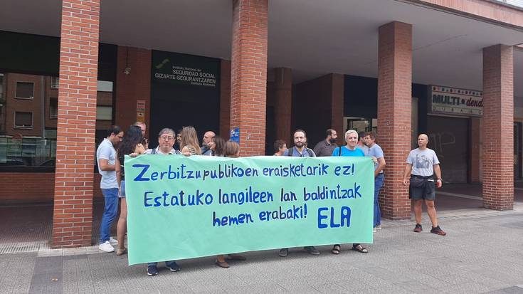 ELAk Durangon dagoen Gizarte Segurantzaren bulegoa ixtearen kontra protesta egin du