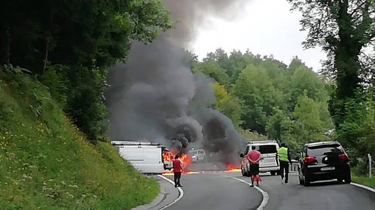 Su hartu du furgoneta batek Urkiolan