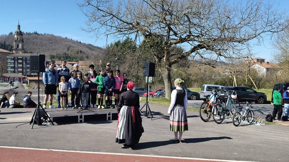 [ARGAZKI GALERIA]: Otxandion Mainondoko kirolgune berria inauguratu dute
