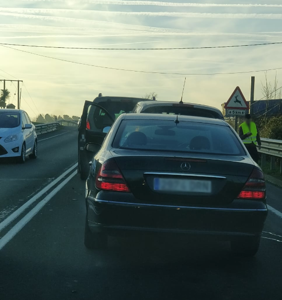 Hiru autok elkar jo dute eta auto ilarak sortu dira N-634 errepidean Zornotzan