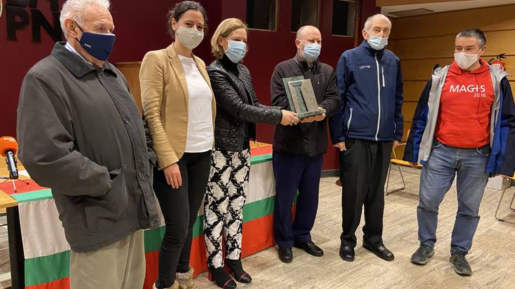Durangoko EAJk Jesuiten komunitateari eman dio aurtengo Astarloa Saria