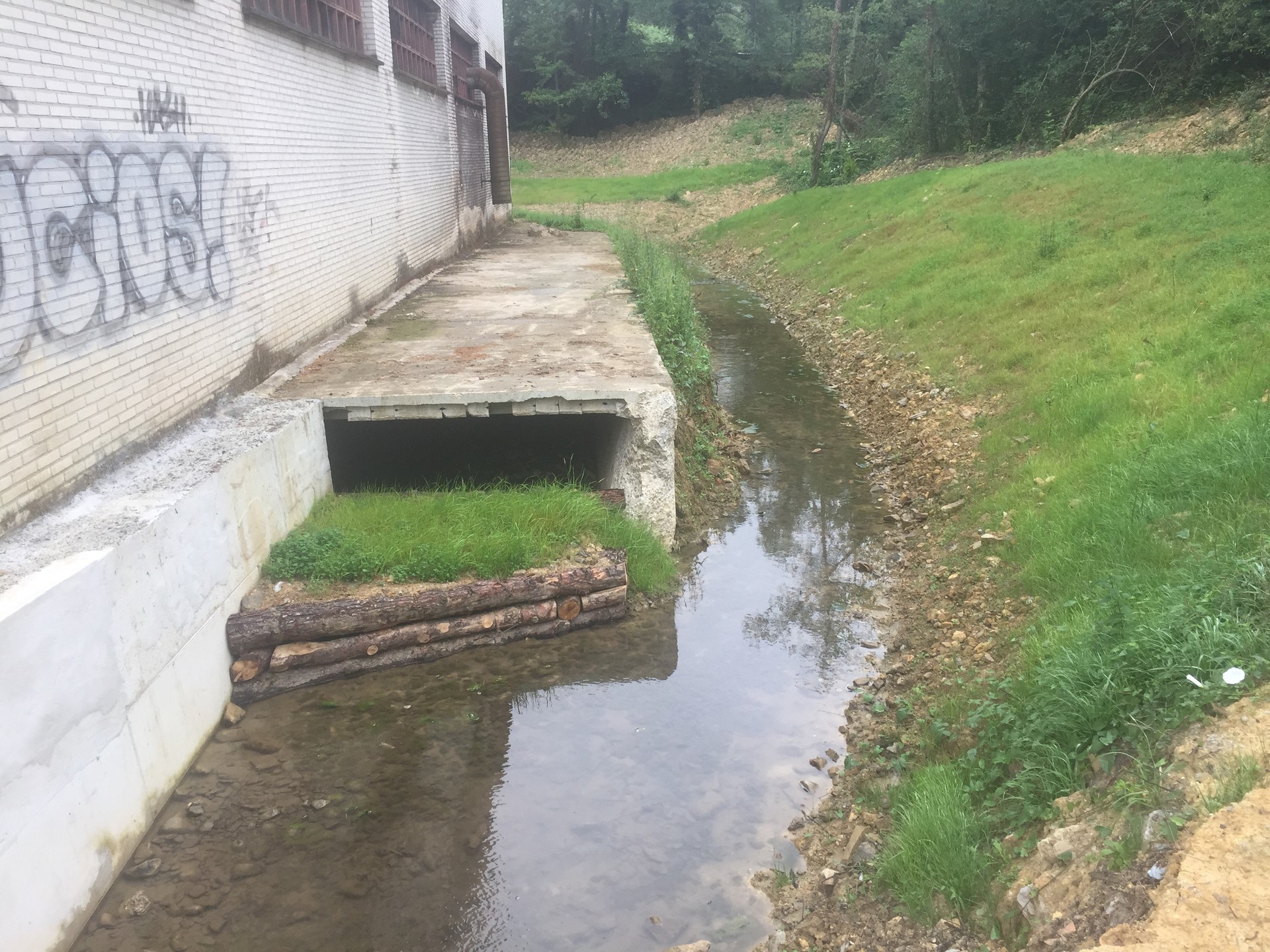 Ibaia bistaratuta, amaituta daude industrialdeko lanak Mallabian