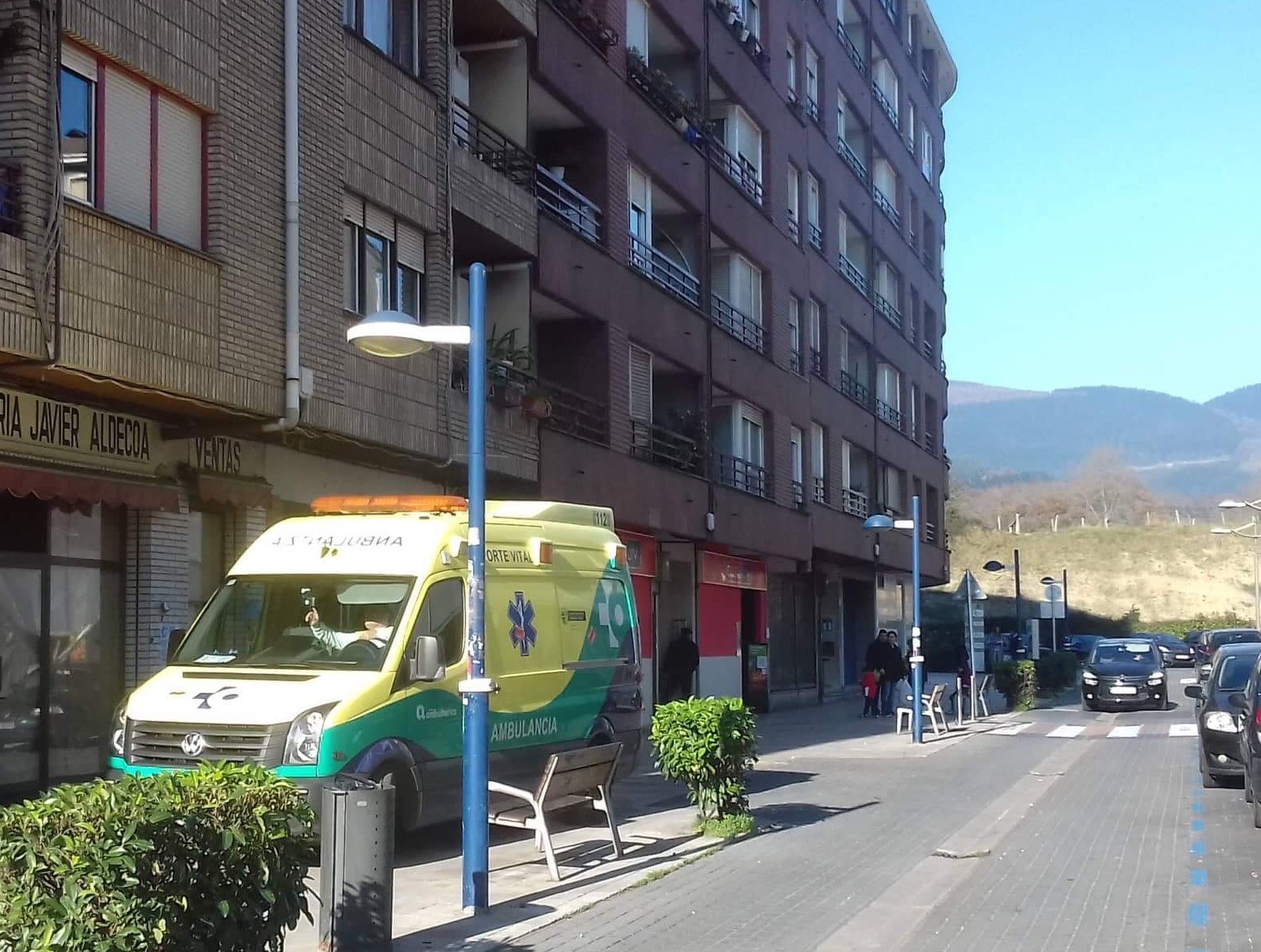 Pertsona batek besoa harrapatu du kotxea garajera sartzerakoan Askondo kalean