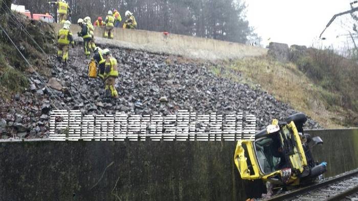 Bi zauritu ospitalera eraman dituzte auto bat trenbidera erori eta gero Autzaganen