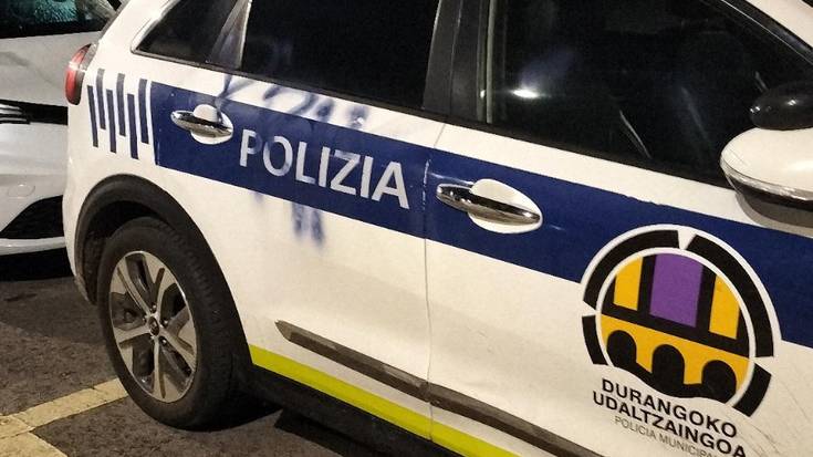 Pintaketak egin dituzte Durangoko udaltzaingoaren ibilgailuetan
