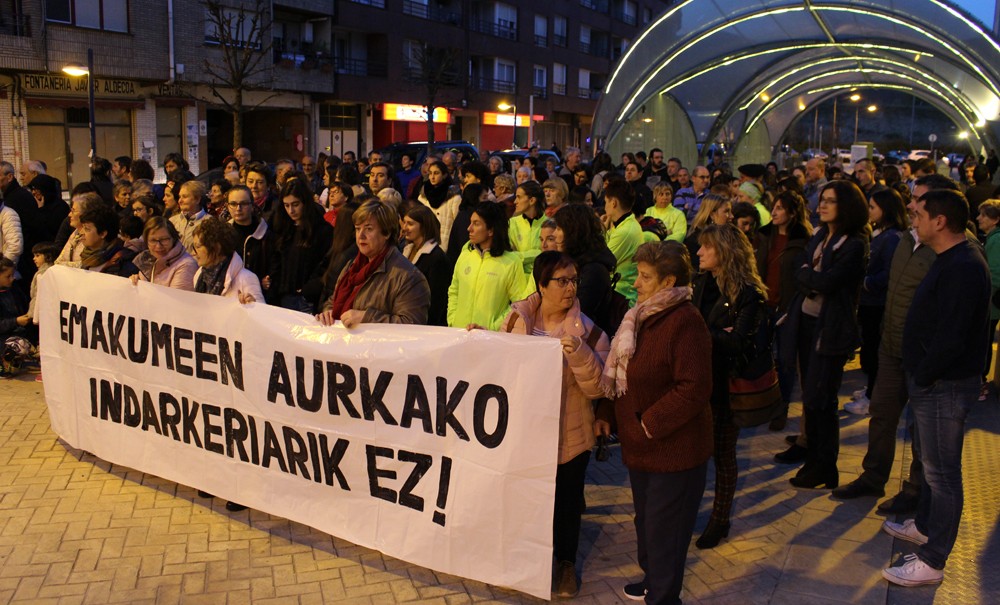 Herritar ugari mobilizatu dira Iurretan, adin txikiko neska batek sufritutako eraso sexista gaitzesteko