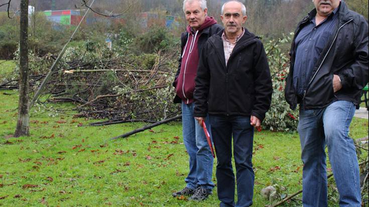 Fumbarri auzotik ateratzea eskatu dute Herria eta Aramotzeko auzo elkarteek