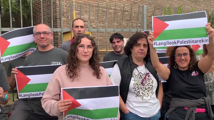 [BIDEOA]: Lau lantegitako beharginek bat egin dute Astolan, Palestinagazko elkartasunez