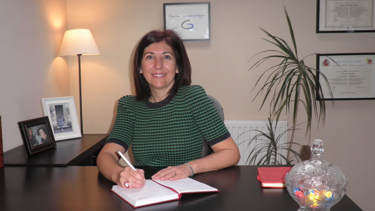 "Adineko emakumeei zer egin behar duten esaten diegu, baina ez diegu entzuten"