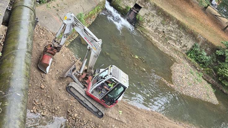 Mendizabalgo presa botatzeko lanak hasi dituzte
