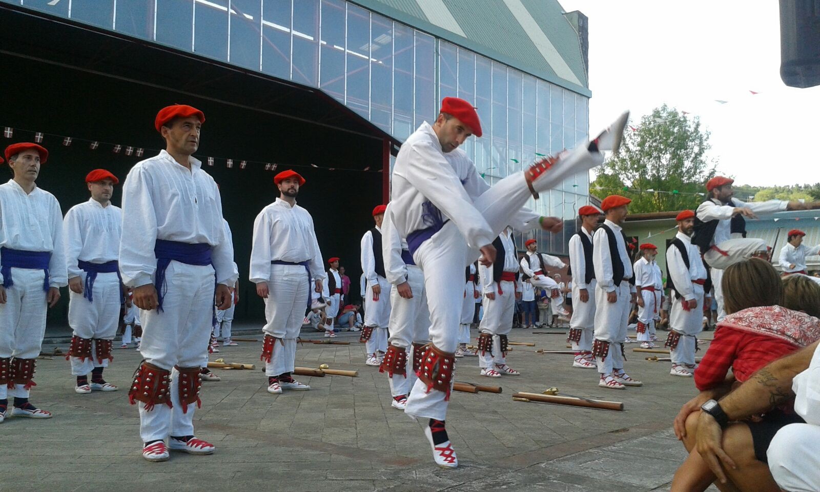 Enbeitaren eta Amurizaren bertso saioa eta Luhartzen erromeria gozagai Izurtzako jaietan