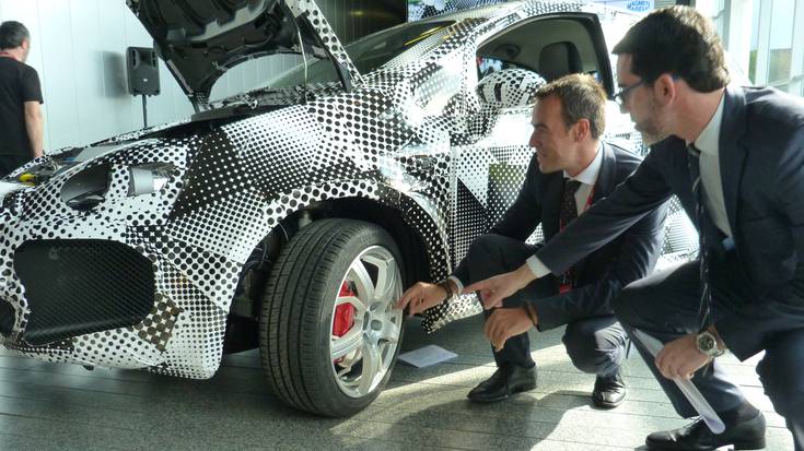 Motorra gurpiletan egokituta duen ibilgailu elektrikoa aurkeztu dute AICn