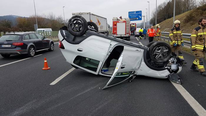 Amaitu dira auto ilarak AP-8an, Zornotzan