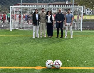 Zornotzako Lauaxeta Ikastolan belar artifizialeko futbol zelai berria inauguratu dute